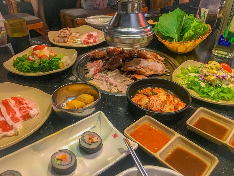 Đặt tiệc tất ni&ecirc;n tại H&agrave; Nội