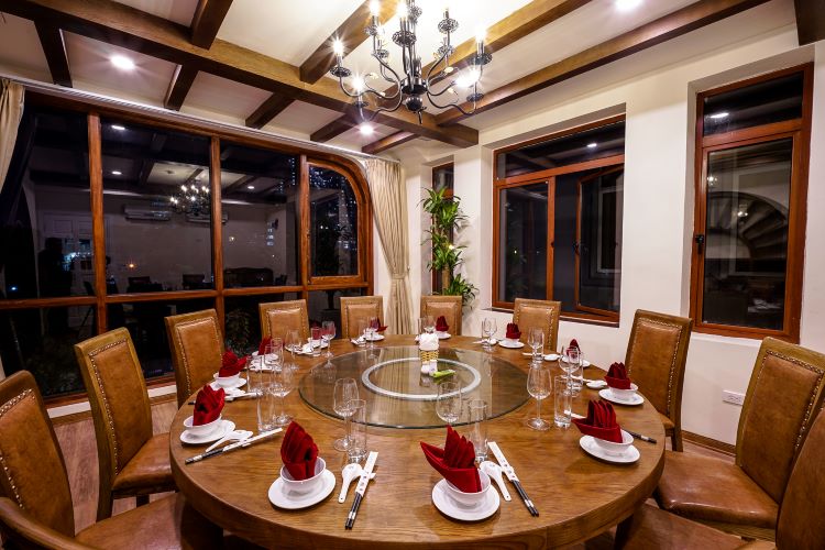 Nh&agrave; h&agrave;ng sang trọng khu vực Cầu Giấy 