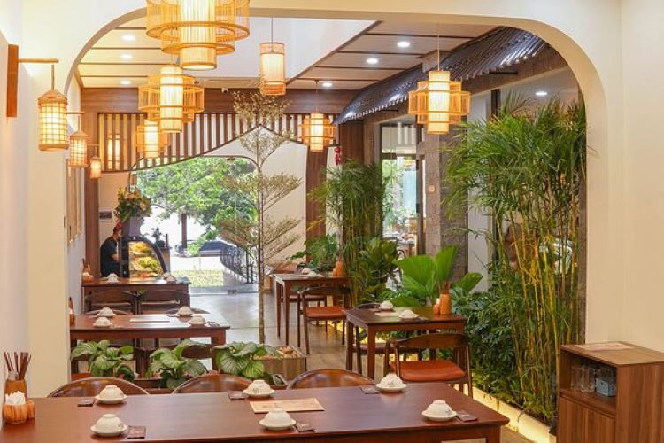 Nh&agrave; h&agrave;ng m&oacute;n Việt sang trọng ở H&agrave; Nội 